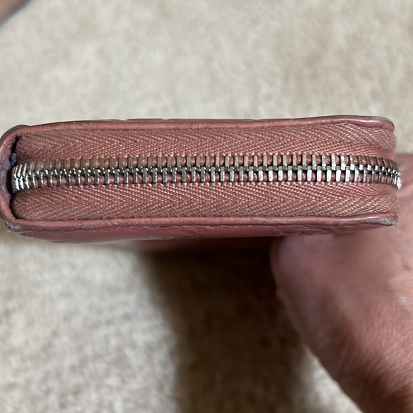 Gucci women’s leather wallet, embossed with Gucci logo - Picture 15 of 15